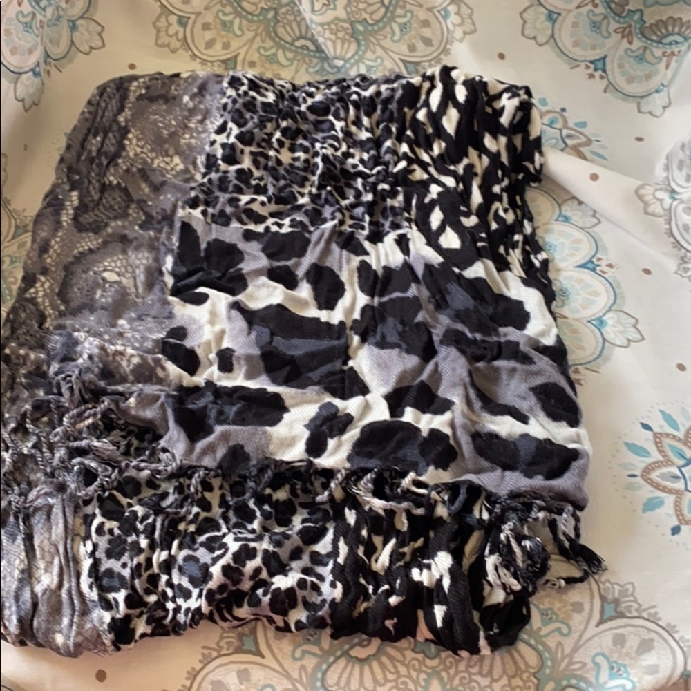 Multiple print scarf - Picture 3 of 3